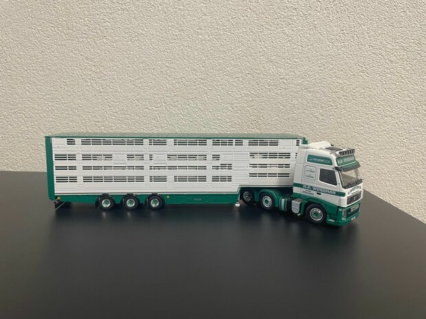 SOLD OUT! - Workman. M.D. Volvo FH03 Globetrotter XL with livestock trailer